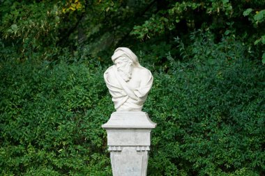 Trakai, Litvanya - 13 Eylül 2023 - Parktaki heykel - Uzutrakis Malikânesi, Tyszkiewicz ailesinin evi