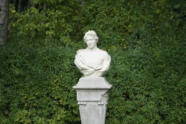 Trakai, Litvanya - 13 Eylül 2023 - Parktaki heykel - Uzutrakis Malikânesi, Tyszkiewicz ailesinin evi