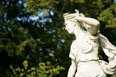 Trakai, Litvanya - 13 Eylül 2023 - Park halindeki bir kadının heykeli - Uzutrakis Malikanesi, Tyszkiewicz ailesinin evi