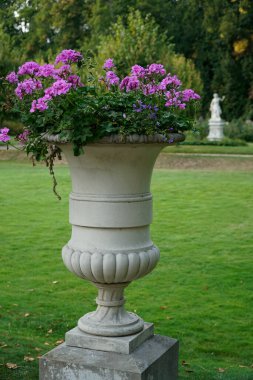 Trakai, Litvanya - 13 Eylül 2023 - Parktaki taş saksı - Uzutrakis Malikânesi, Tyszkiewicz ailesinin evi
