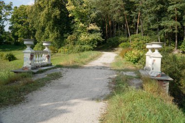 Trakai, Litvanya - 13 Eylül 2023 - Köprüdeki taş saksılar - Uzutrakis Malikanesi, Tyszkiewicz aile evi