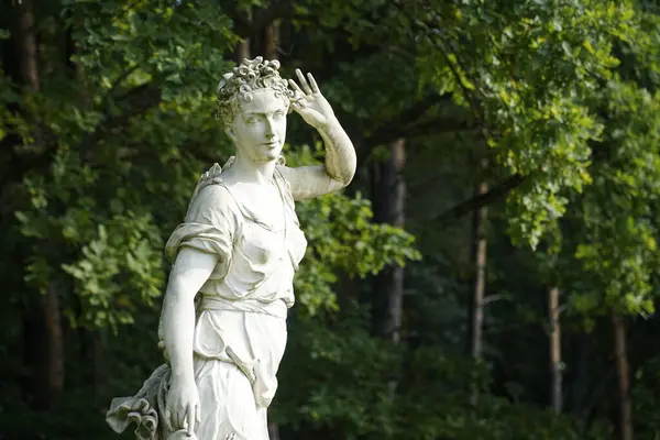 Trakai, Litvanya - 13 Eylül 2023 - Diana heykeli park halinde - Uzutrakis Malikanesi, Tyszkiewicz aile evi