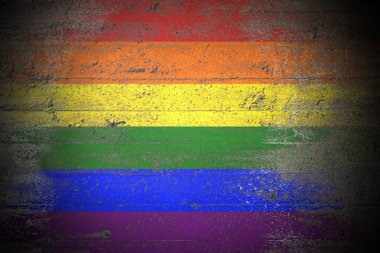 Sert beton duvarda LGBTQ halk bayrağı
