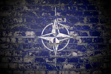 Tuğla duvarda NATO bayrağı