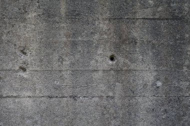 Sert beton duvar ve bir sürü delik.