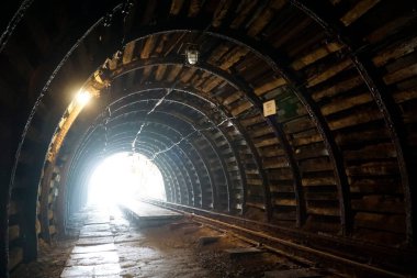 Nowa Ruda, Polonya - 4 Ağustos 2024 - Kömür madeni içinde tren yolu olan tünel