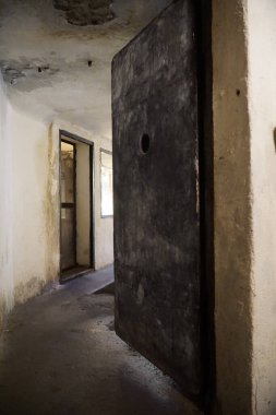 Ludwikowice Klodzkie, Polonya - 10 Ağustos 2024 - Molke Müzesi III. Üçüncü Reich dinamit fabrikasına giriş..