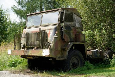 Ludwikowice Klodzkie, Polonya - 10 Ağustos 2024 - Molke Askeri Teknoloji Müzesinde eski bir tıbbi kamyon