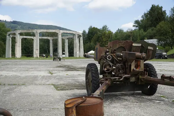 stock image Ludwikowice Klodzkie, Poland - August 10th, 2024 - Field gun and concrete structure built by Nazi Germany - Molke Museum