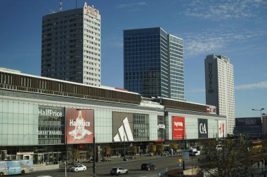 Varşova, Polonya, 7 Kasım 2024 - Marszalkowska Caddesi