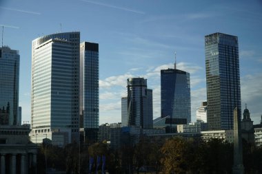 Varşova, Polonya, 7 Kasım 2024 - Şehir merkezindeki yüksek ofis binaları