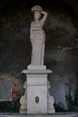 Walbrzych, Polonya - 12 Ağustos 2024 - Ksiaz Kalesi 'ndeki Çeşme - Yunan tanrıçası