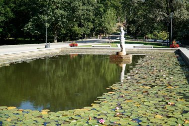 Walbrzych, Polonya - 12 Ağustos 2024 - Ksiaz Kalesi 'ndeki bahçede gölet ve heykel