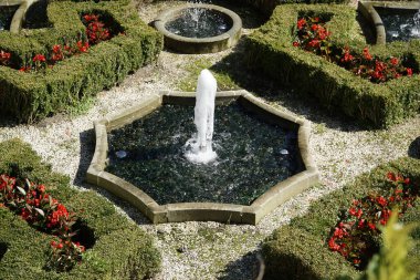 Walbrzych, Polonya - 12 Ağustos 2024 Ksiaz Kalesi 'ndeki Çeşme