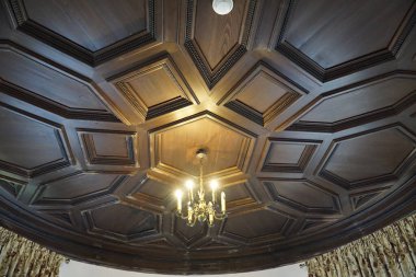 Walbrzych, Polonya - 12 Ağustos 2024 - Ksiaz Kalesi 'ndeki ahşap tavan süsleri