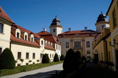 Walbrzych, Polonya - 12 Ağustos 2024 - Ksiaz Kalesi 'ndeki kapı binası
