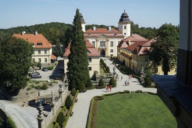 Walbrzych, Polonya - 12 Ağustos 2024 - Ksiaz Kalesi 'ndeki kapı binası