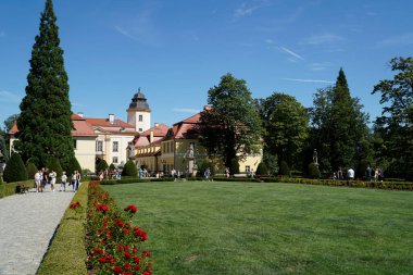 Walbrzych, Polonya - 12 Ağustos 2024 - Ksiaz Kalesi 'ndeki kapı binası