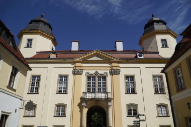 Walbrzych, Polonya - 12 Ağustos 2024 - Ksiaz Kalesi 'ndeki kapı binası