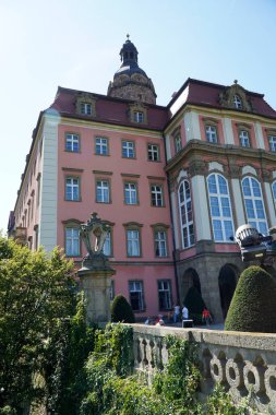 Walbrzych, Polonya - 12 Ağustos 2024 - Ksiaz Kalesi - bahçeli tarrace manzaralı