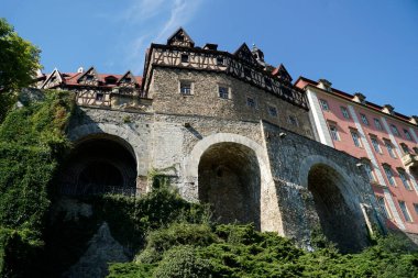 Walbrzych, Polonya - 12 Ağustos 2024 - Ksiaz Kalesi - bahçeli tarrace manzaralı