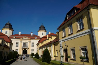 Walbrzych, Polonya - 12 Ağustos 2024 - Ksiaz Kalesi 'ndeki kapı binası