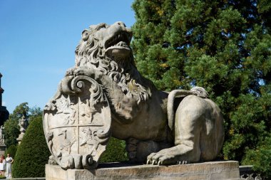 Walbrzych, Polonya - 12 Ağustos 2024 - Ksiaz Kalesi 'nde bir aslan heykeli