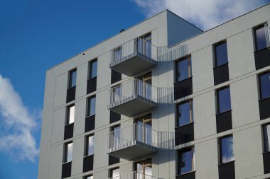 Varşova, Polonya, 4 Ocak 2025 - Balkonlu modern konut binası. Emlak ve konut sorunları kavramı.