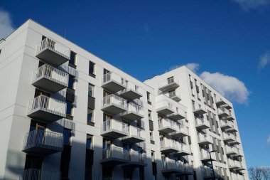 Varşova, Polonya, 4 Ocak 2025 - Balkonlu modern konut binası. Emlak ve konut sorunları kavramı.