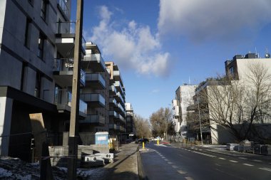 Varşova, Polonya, 4 Ocak 2025 - Harfowa Caddesi 'ndeki modern yerleşim yerleri