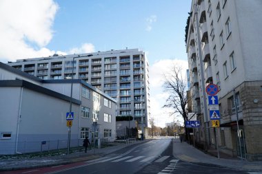 Varşova, Polonya, 4 Ocak 2025 - Harfowa Caddesi 'ndeki modern yerleşim yerleri