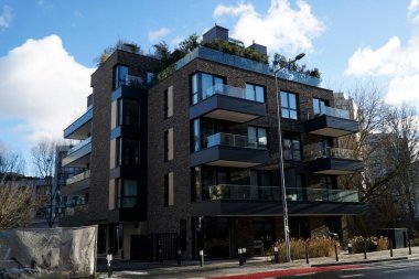 Varşova, Polonya, 4 Ocak 2025 - Harfowa Caddesi 'ndeki modern bina koyu tuğlalı cephe