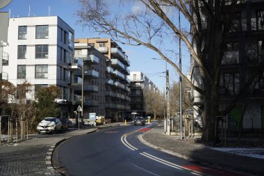 Varşova, Polonya, 4 Ocak 2025 - Harfowa Caddesi 'ndeki modern yerleşim yerleri