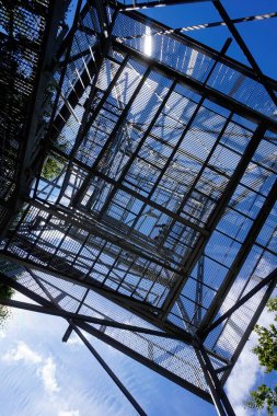 Jugowska Geçidi, Polonya - 8 Ağustos 2024 - Kalenica Dağı 'ndaki Metal Gözlem Kulesi