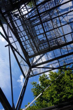 Jugowska Geçidi, Polonya - 8 Ağustos 2024 - Kalenica Dağı 'ndaki Metal Gözlem Kulesi