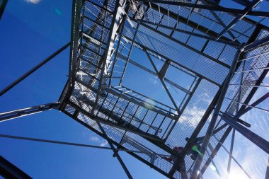 Jugowska Geçidi, Polonya - 8 Ağustos 2024 - Kalenica Dağı 'ndaki Metal Gözlem Kulesi