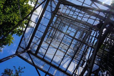 Jugowska Geçidi, Polonya - 8 Ağustos 2024 - Kalenica Dağı 'ndaki Metal Gözlem Kulesi