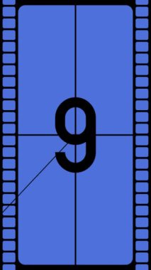 Mavi arkaplan ve film bantlı klasik geri sayım saati - 4k animasyon (2160x3840 px)