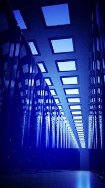 Her iki taraftaki sunucu rafları - depolama veya sunucu konsepti - mavi filtreli 3d 4k dikey animasyon (2160x3840 px)
