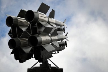 Bir fırlatıcıya dört füze - 3 boyutlu illüstrasyon