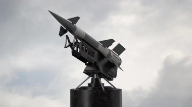 Füze fırlatıcıda tek füze, arkaplanda gökyüzü - 3840x2160px)