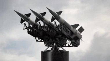 Bir fırlatıcıya üç füze, arka planda gökyüzü - 3840x2160px 3D 4k animasyon)