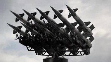 Fırlatıcıda çok sayıda füze, arkaplanda gökyüzü - 3840x2160px)