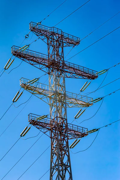 Turm Mit Hochspannungsleitungen Gegen Den Blauen Himmel Hochspannungsmast Elektrische Leitungen — Stockfoto