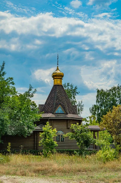 一座由木制框架和金色穹顶及十字架组成的基督教庙宇 乌克兰东正教会 基督教大教堂那是信士们的礼拜所 宗教和文化 — 图库照片