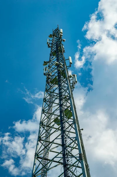 Uma Torre Para Antenas Comunicação Móvel Contra Céu Azul Com — Fotografia de Stock