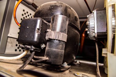 Endüstriyel bir buzdolabının motorunun tamiri. Buzdolabı tamiri. Endüstriyel soğutma ekipmanları elektrikli motor. Soğutma ürünleri için ticari ekipman servisi. Servis.