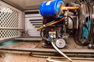 Soğutma ünitesi motorunun kompresörü için elektrik başlatma rölesi. Başlangıç rölesinin elektromanyetik bobini. Soğutma ünitesi kompresörü. Buzdolabı tamiri. Klimaların tamiri.