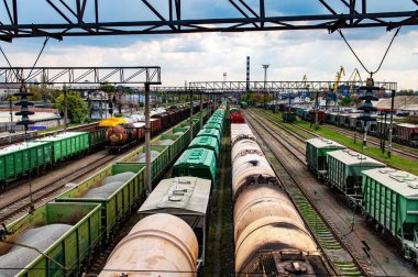 Tren vagonları demiryollarında mal taşımak için. Demiryolu taşımacılığı. Demir raylar. Endüstriyel ulaşım Tren vagonu. Nakliye işi. Demiryolu deposu. Aktarım geçişi.