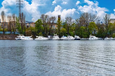 Dinyeper Nehri 'ndeki nehir eğlence tekneleri için demirleme yeri. Tekneler için park yeri. Gemi iskelesi. Nehir kıyısında. Kıyı şeridi. Su nakli. Kiev 'deki Dinyeper Nehri. Su akışı.
